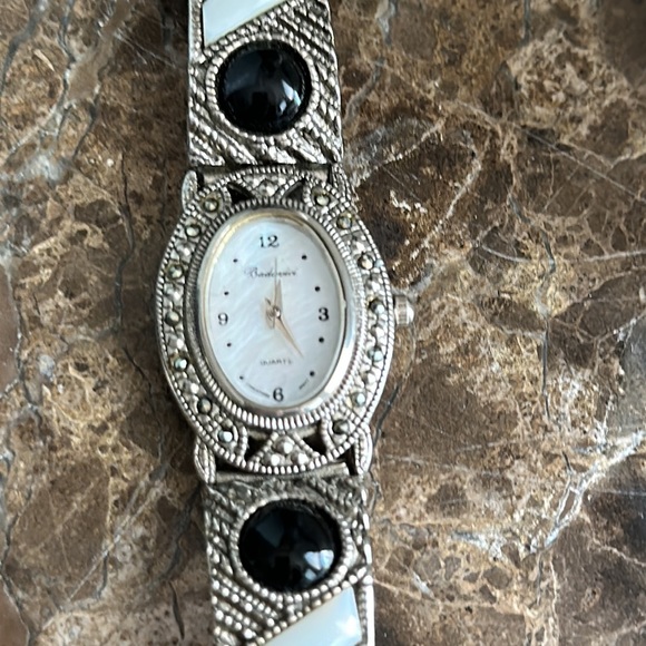 Ladies watch mother of pearl face quartz new battery marquisette with black onyx - Picture 11 of 11